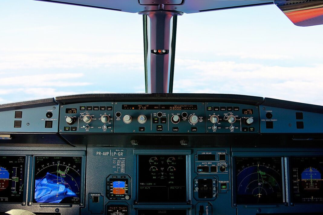 Nad Saudskou Arábiou už EASA neodporúča žiadnu letovú hladinu Pohľad do kokpitu Airbusu A320 počas cestovnej fázy letu, prístrojová doska a okná s výhľadom nad oblaky.