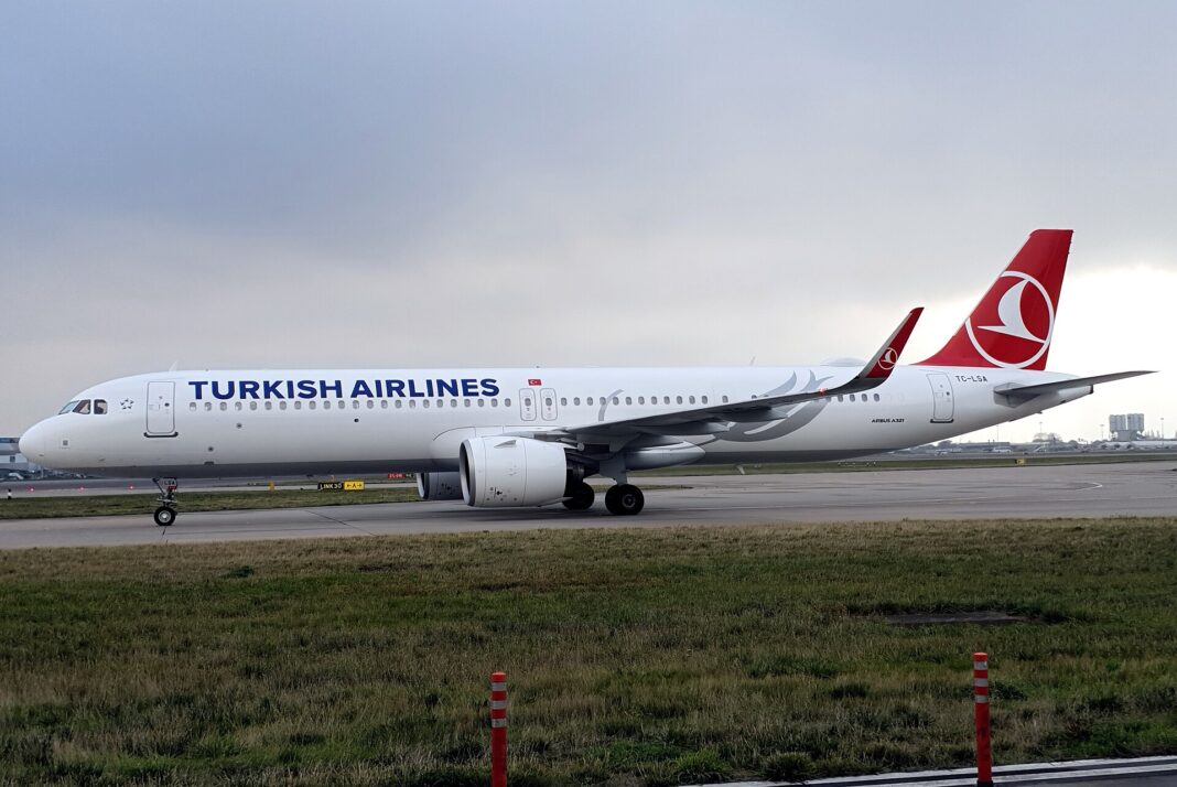 Dychová skúška odhalila alkohol u pilota v Bruseli Airbus A321neo spoločnosti Turkish Airlines pri pristátí, detail prednej časti trupu s logom dopravcu.
