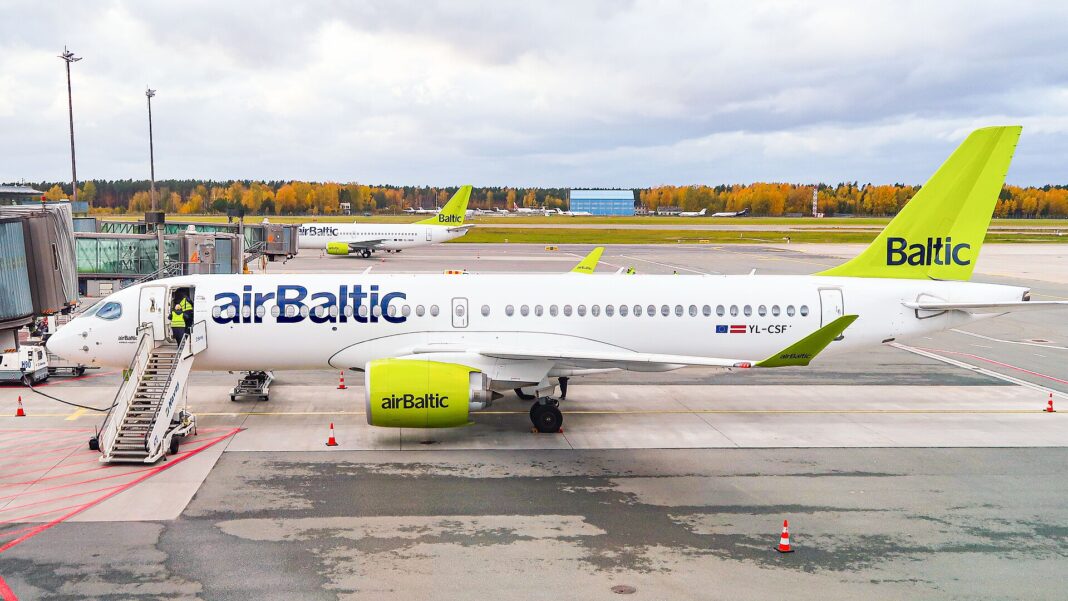 airBaltic škrtá lety. Praha príde o linku do Vilniusu Lietadlo Airbus A220-300 spoločnosti airBaltic stojí na odbavovacej ploche Letiska Riga, pohľad zboku spredu