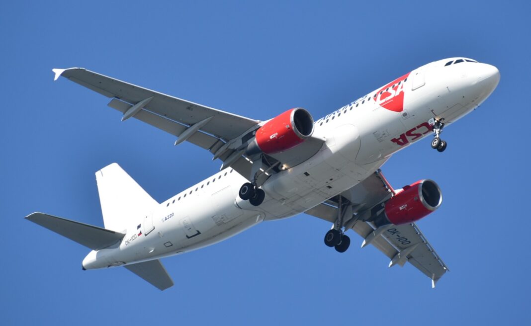 Marsa Alam namiesto Paríža: tak dolietal výročný Airbus ČSA Airbus A320 v bielo-červených farbách s vysunutým podvozkom pri priblížení na pristátie, pohľad zdola proti modrej oblohe
