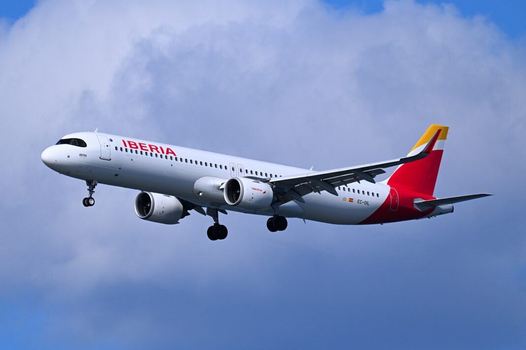 United priznáva, že Airbus A321XLR nedoletí z New Yorku do Talianska Úzkotrupý Airbus A321XLR spoločnosti Iberia na finálnom priblížení, podvozok vysunutý, pohľad zdola