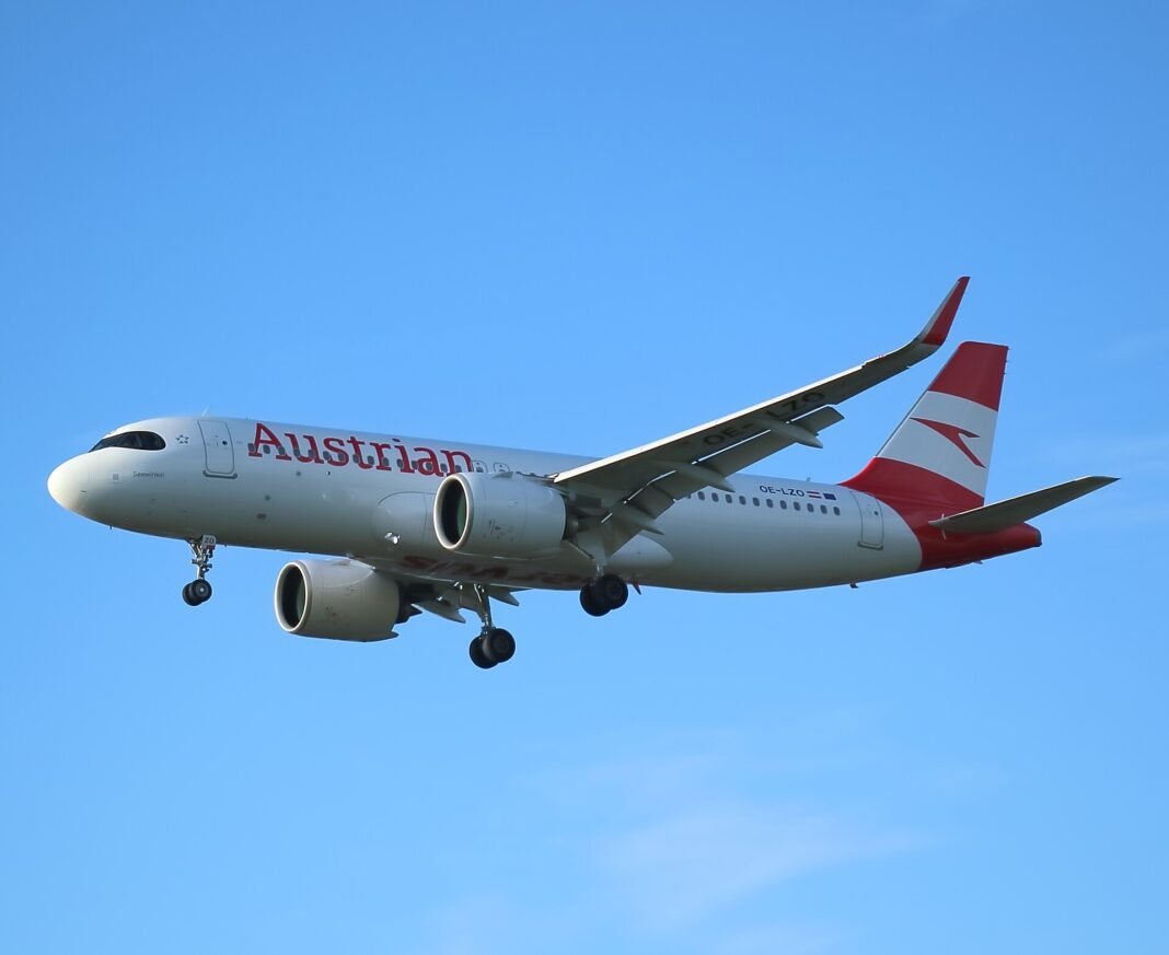 Austrian A320neo nesmie z Heathrow odletieť ani naprázdno Airbus A320neo spoločnosti Austrian Airlines pri približovaní na pristátie, pohľad zboku zdola s vysunutým podvozkom a motormi v popredí