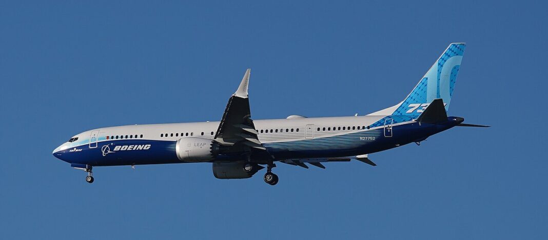 Boeing má nový softvér pre 737 MAX, aerolinky oň nestoja Úzkotrupé lietadlo Boeing 737 v modro-bielej továrenskej livrei stúpa po štarte, pohľad zboku proti jasnej oblohe.