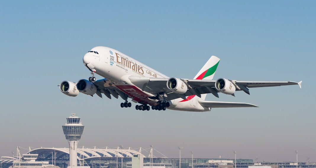 Airbus A380 spoločnosti Emirates na letiskovej ploche, štvormotorové dvojpalubové lietadlo s výrazným logom Emirates na trupe
