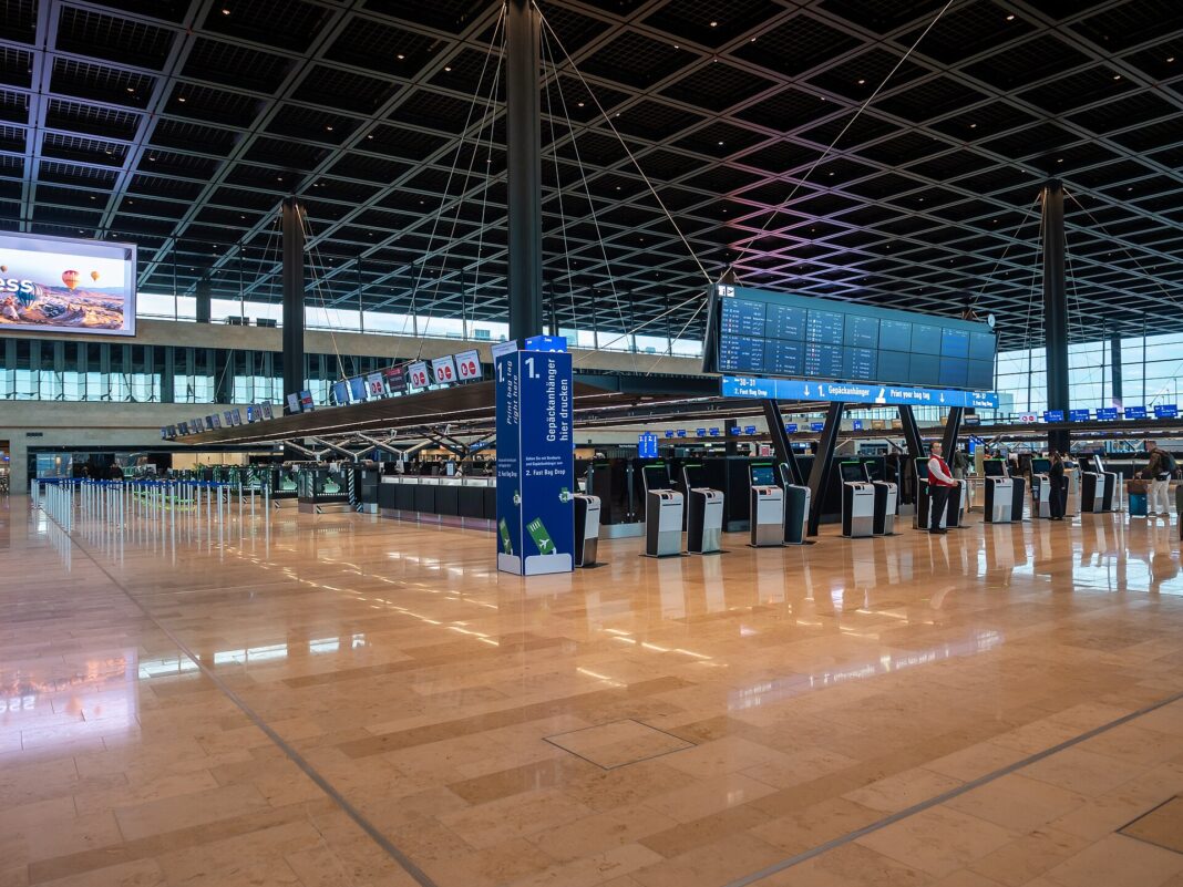 Frankfurt otvoril Terminál 3. Salónik prišiel až teraz Nový Terminál 3 na letisku Frankfurt, pohľad na odbavovaciu halu s cestujúcimi