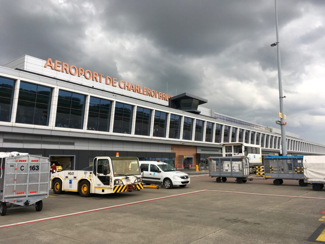 Charleroi čaká 24 nocí štrajku, doplatia na to ranné odlety Terminál letiska Charleroi Bruxelles Sud pod zamračenou oblohou, v popredí batožinové vozíky a letiskový ťahač na odbavovacej ploche.