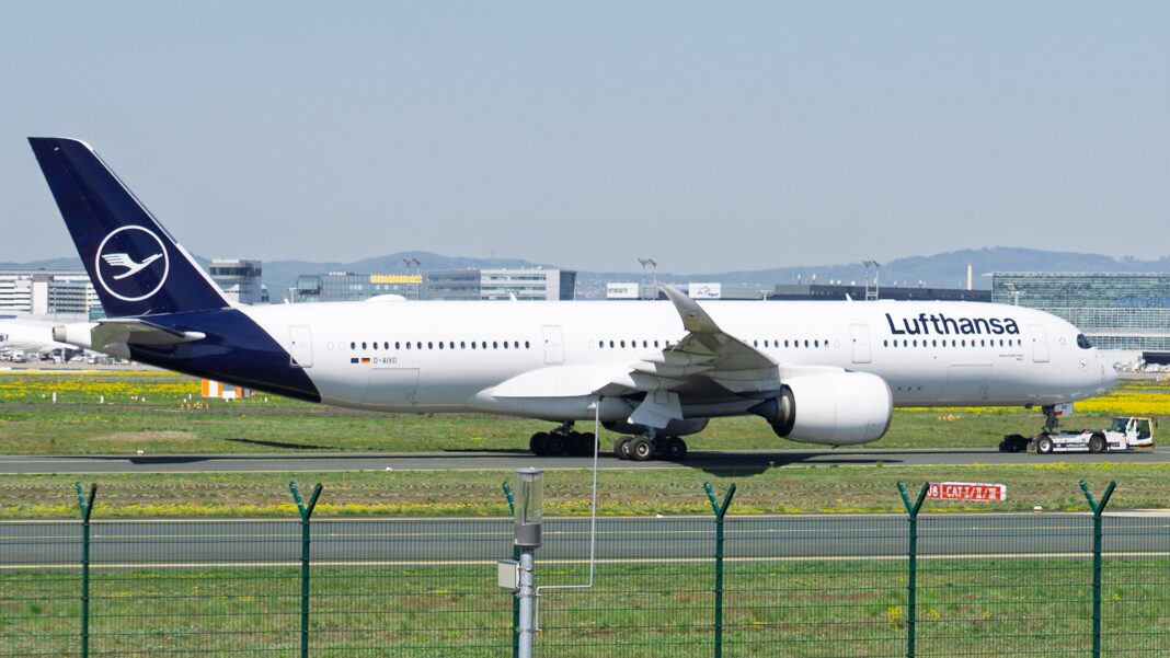 Airbus A350-900 spoločnosti Lufthansa na Letisku Frankfurt (FRA), lietadlo používané na linke do New Yorku