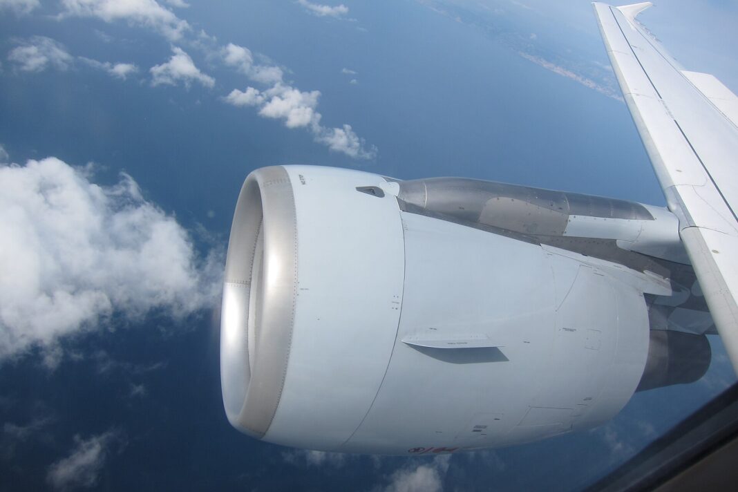 Pohľad z okienka kabíny na turbodúchadlový motor CFM56 pod krídlom lietadla Airbus A320