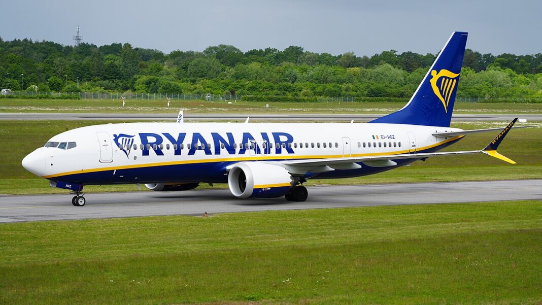 Ryanair škrtá dvanásť liniek z Viedne. Varšavu presúva do Bratislavy Boeing 737-8200 MAX spoločnosti Ryanair roluje po dráhe za denného svetla, bočný pohľad na trup a chvost.