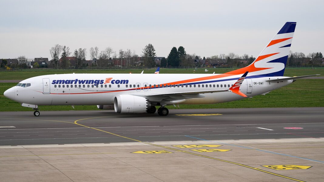 Boeing 737 MAX 8 spoločnosti Smartwings pri rolovaní po letiskovej ploche, pohľad zboku na celý trup s logom