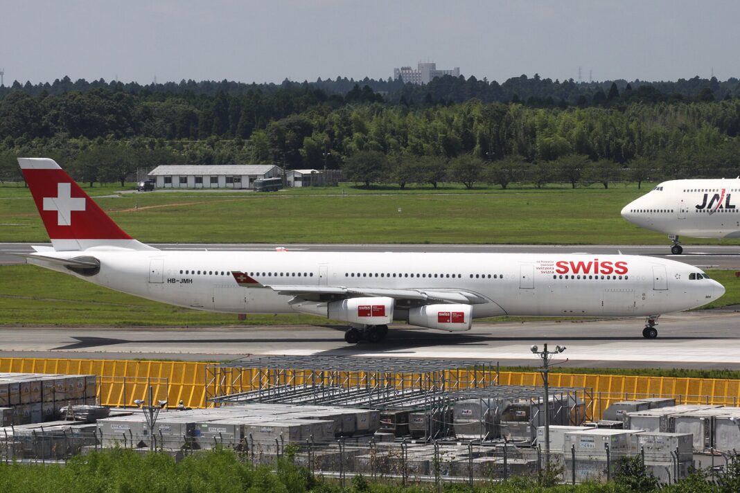 Kam zmizli štvormotorové lietadlá z európskeho neba? Bočný záber na štvormotorový Airbus A340-300 spoločnosti Swiss s registráciou HB-JMH pri rolovaní po letiskovej ploche.
