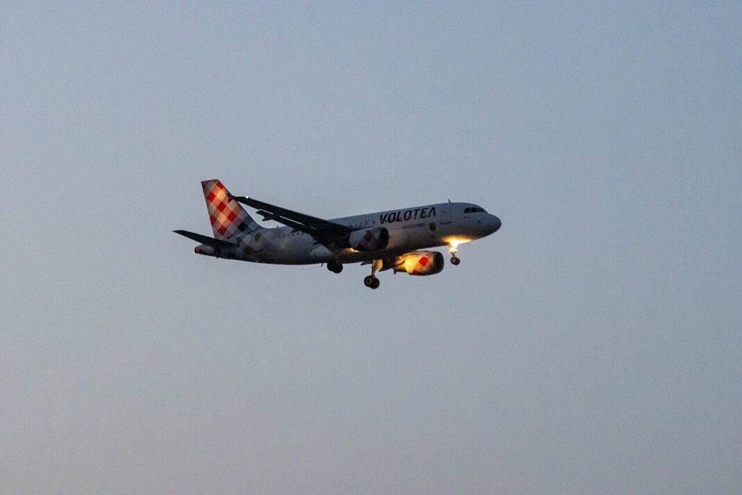 Airbus A319 nízkonákladového dopravcu Volotea na finálnom priblížení s vysunutým podvozkom proti sivej oblohe.