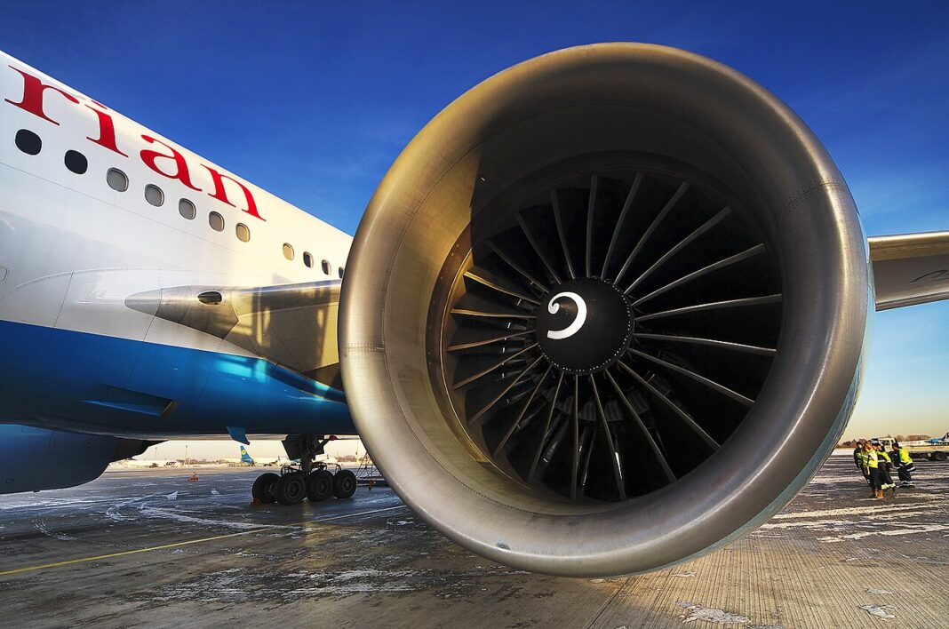 Swiss nad Saudskou Arábiou už nelieta, Austrian áno. Zákaz to nie je Detail veľkého prúdového motora širokotrupého Boeinga 777 s časťou trupu a červeno-bielym pruhom, na odbavovacej ploche za denného svetla