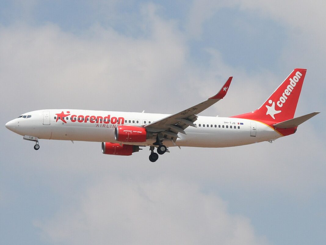 Prečo sa kód 7500 nedá vziať späť Boeing 737-800 spoločnosti Corendon Airlines v stúpaní, pohľad zboku na jasnej oblohe