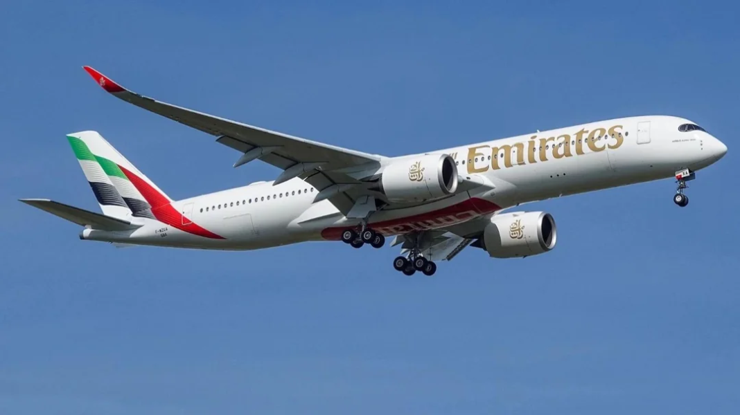 Finnair ruší Dubaj kvôli Blízkemu východu, vráti sa na jar Širokotrupý Airbus A350-900 v bielo-zlatom nátere s červeným pruhom krátko pred pristátím, pohľad zdola na jasnej oblohe