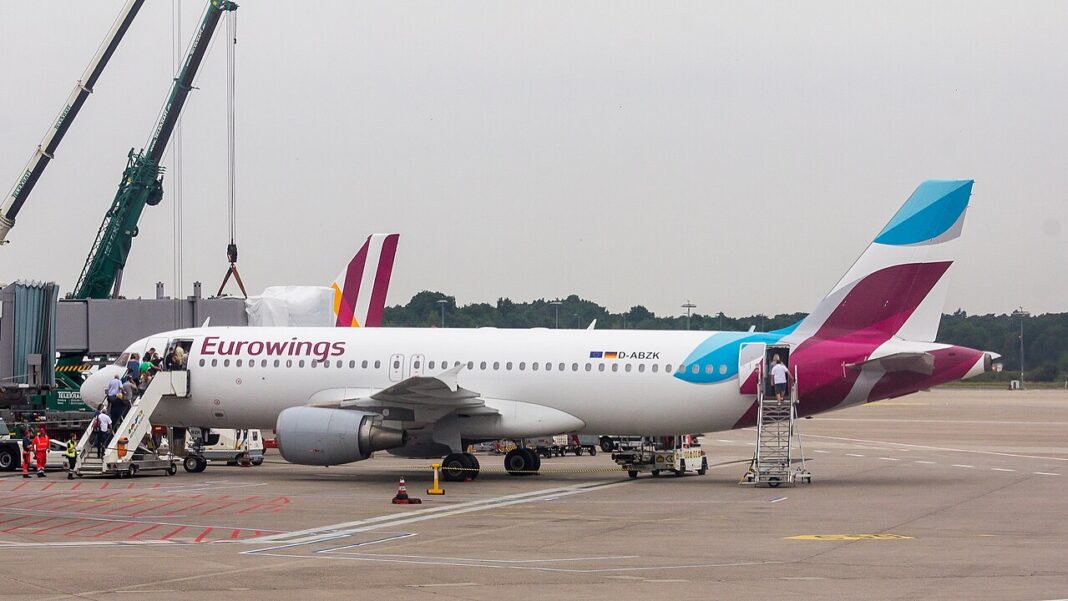 Eurowings sa vracia do Dubaja. Polovicu letov už zrušil Lietadlo Airbus A320 spoločnosti Eurowings pri nástupe cestujúcich cez dvoje schody na odbavovacej ploche letiska Kolín/Bonn