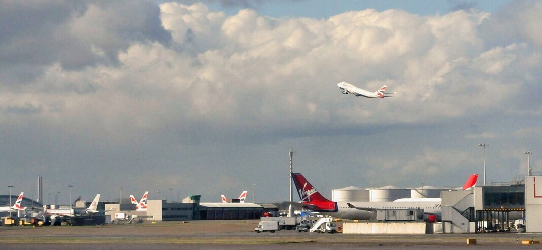 Štyridsať aeroliniek chce na Heathrow, slot tam stojí ako lietadlo Odbavovacia plocha Letiska Londýn-Heathrow plná lietadiel, jedno stúpa krátko po vzlete