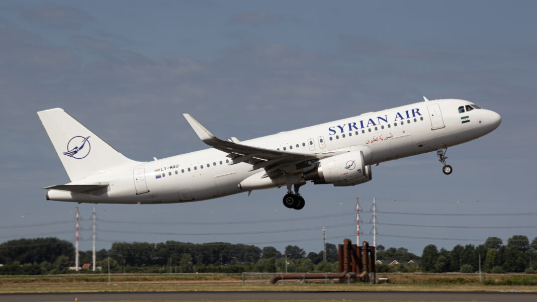 Wet-lease: požičané lietadlo rozhoduje o náhrade 400 eur Airbus A320 vo farbách Syrian Air stúpa krátko po vzlete nad trávnatý pás letiska