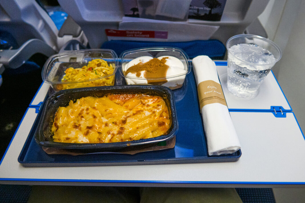 Päť položiek ostáva zadarmo, v KLM Grand Café zvyšok zaplatíte Podnos s teplým jedlom, prílohou, dezertom a pohárom vody na modrom palubnom podnose pri sedadle v ekonomickej triede