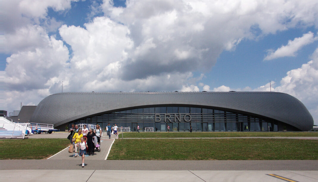 Linku Brno–Frankfurt nechce ani za tri milióny eur ročne nikto Oblá budova odletového terminálu letiska s nápisom BRNO, pred ňou cestujúci s batožinou a modrá obloha s oblakmi