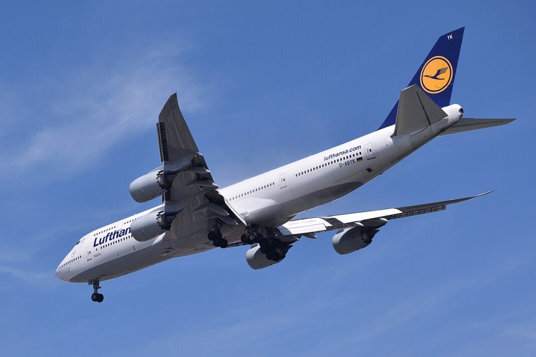 Boeing 747-8 Lufthansy s vysunutým podvozkom na finálnom priblížení proti modrej oblohe