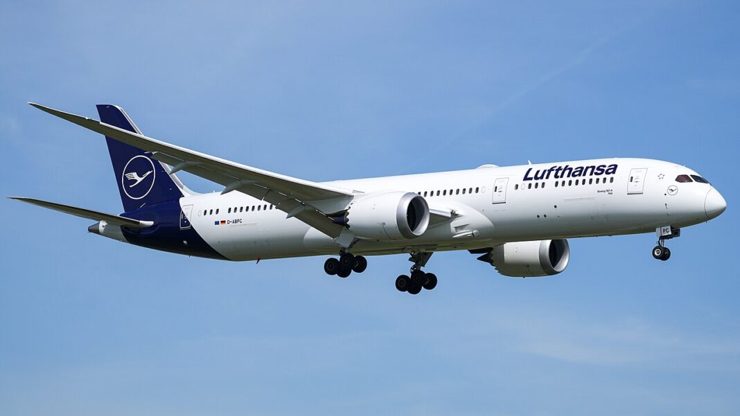 Širokotrupý Boeing 787-9 spoločnosti Lufthansa krátko pred pristátím, pohľad zboku proti modrej oblohe