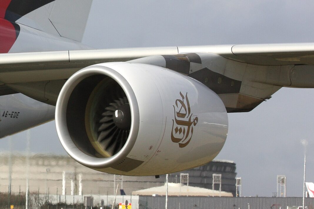 Motory A380 mimo USA, a FAA nariaďuje výmenu dielov aj tak Detail veľkého prúdového motora pod krídlom dvojpodlažného lietadla, v pozadí letiskové budovy.